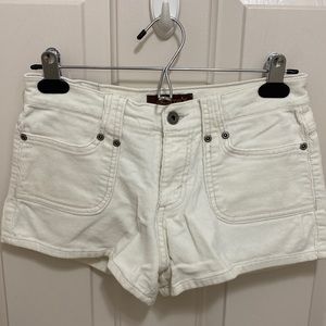 Trendy cream shorts